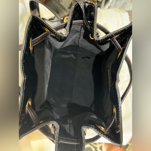 ✨Authentic Chanel Vintage Drawstring CC Bucket Patent Leather Bag✨ - Picture 11 of 16